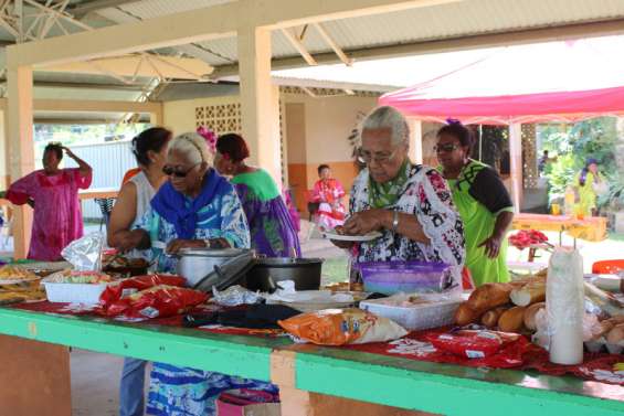 Les seniors à l'honneur lors d'un repas partage au marché de Koné