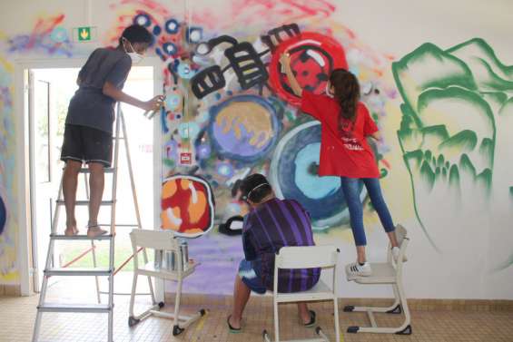 Des collégiens décorent les murs de leur réfectoire