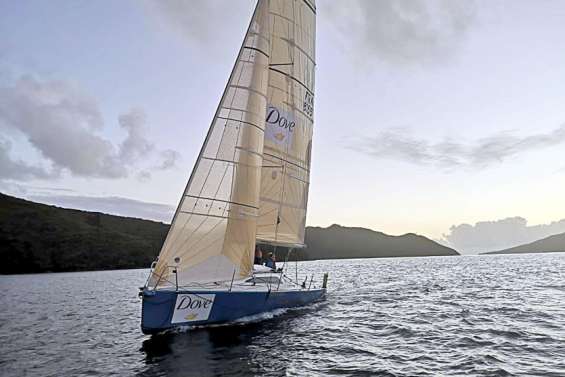 Un équipage 100 % féminin vogue vers l'île des Pins