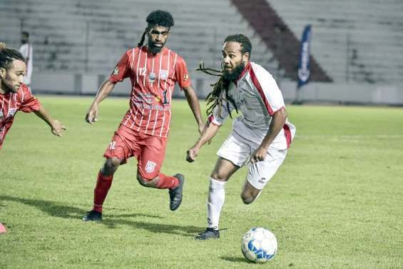 Football : Tiga se rapproche de la tête 