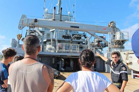 Le D'Entrecasteaux amarré à Ouvéa