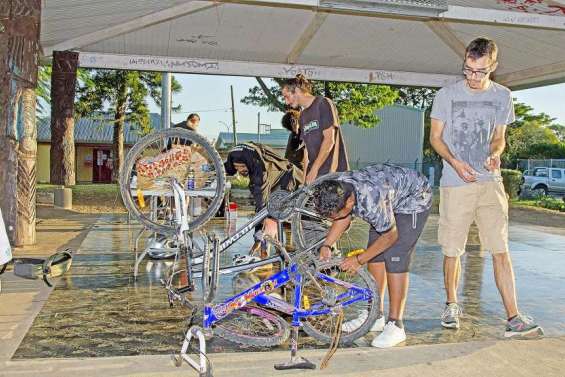 Apprendre à réparer son vélo le temps d'un atelier