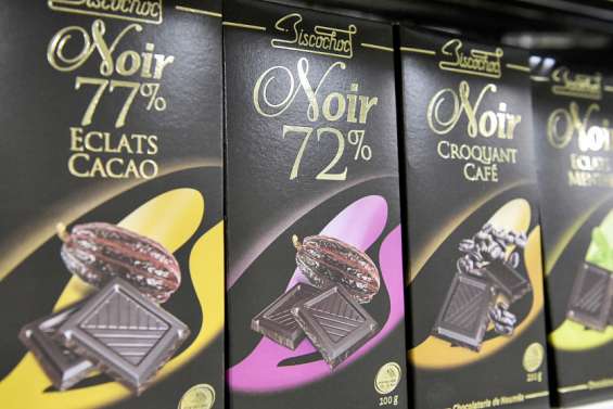 Des tablettes de chocolat locales exposées dans les jardins de l'Élysée