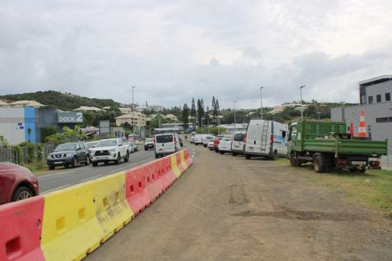 Devant l'aérodrome, la piste cyclable est installée