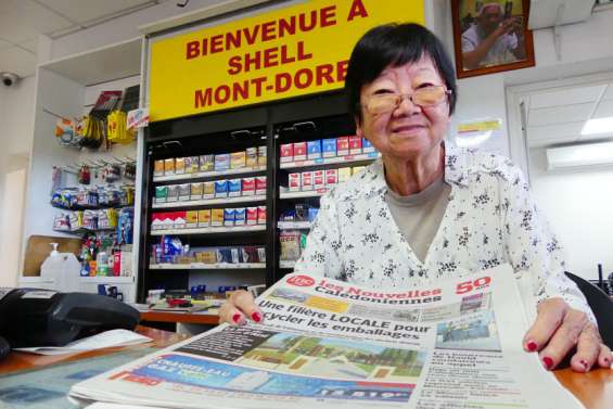 Lene Chii Koon Yau lit et vend les Nouvelles depuis quatre décennies