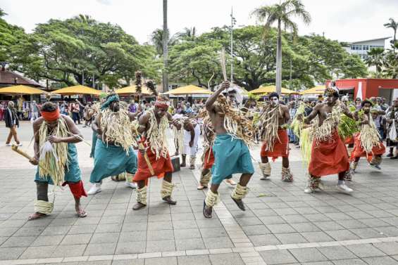 La paix célébrée par la danse et le chant