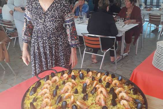 Les seniors réunis autour d'une paella