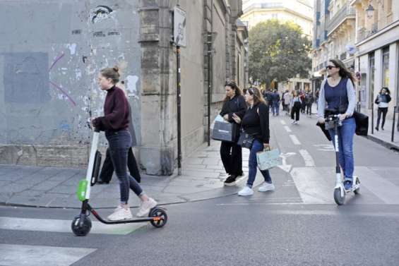 La mairie de Paris hausse le ton contre les trottinettes