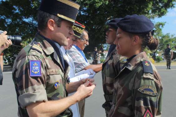Cinquante-trois stagiaires du RSMA ont été présentés au drapeau à Koumac