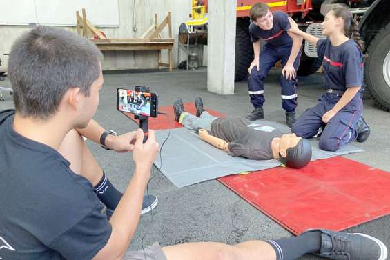Face caméra, les jeunes pompiers jouent les acteurs de la prévention