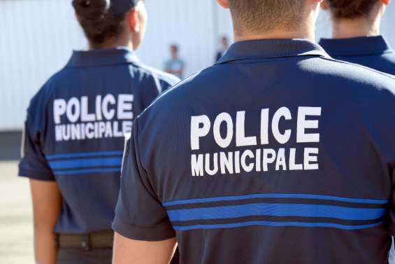 Un homme tape  sa femme avec  une planche de bois
