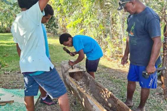 Des collégiens réalisent une pirogue au musée de la Mine