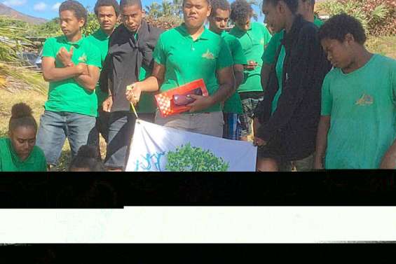 Matinée de reboisement à la plage de Bota-Méré