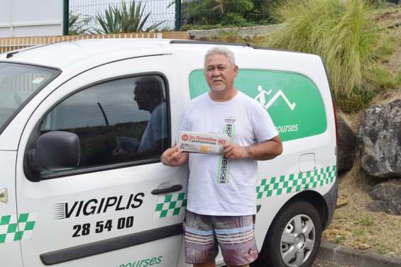 Ces livreurs de journaux que des abonnés attendent sur le palier en pleine nuit