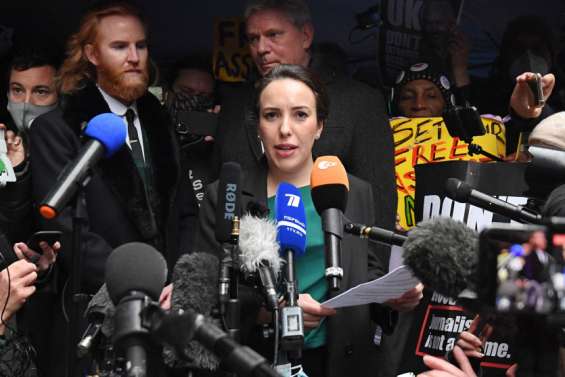 La compagne de Julian Assange demande l'abandon des poursuites