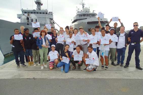 Des collégiens découvrent la Marine