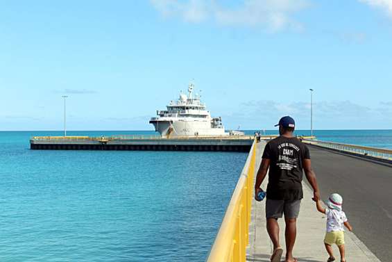 Un incendie s'est déclaré dans la nuit sur le D'Entrecastaux, navire de la Marine nationale