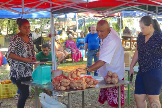 Affluence au marché océanien spécial Wallis et Futuna, samedi, à Koné