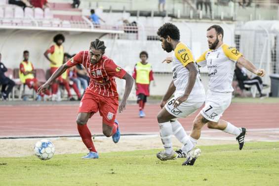 Tiga remonte trois buts