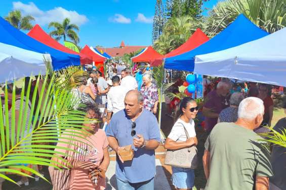 Un marché français bien suivi au village