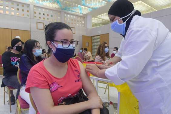 Le ministre de la Santé limogé en plein pic de contamination