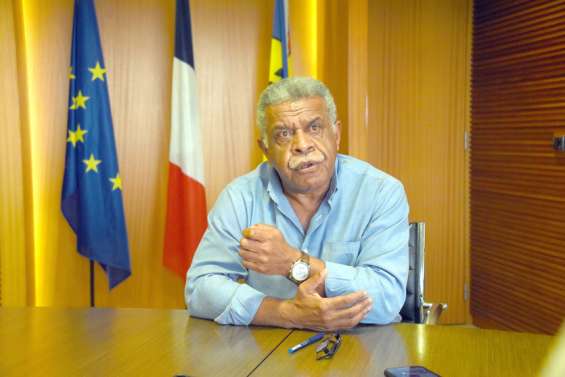 [GROS PLAN] Louis Mapou, président du gouvernement : 