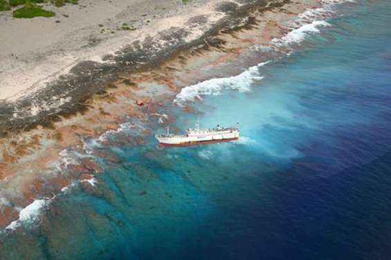 Un palangrier chinois s'échoue aux Tuamotu