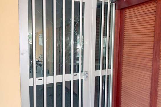 La mairie de Poum est fermée lundi après des dégradations