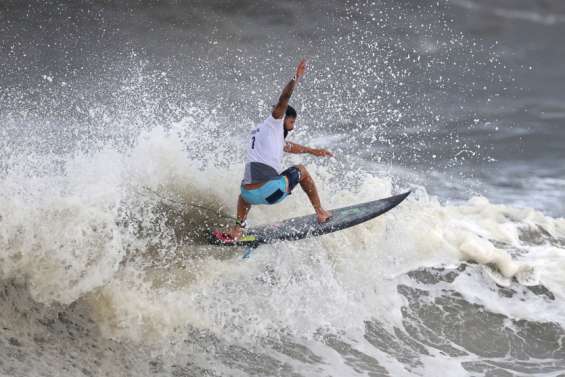 Un Brésilien dompte les vagues du Japon