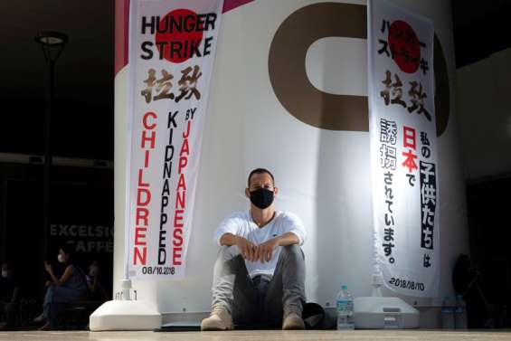 Un père français cesse sa grève de la faim