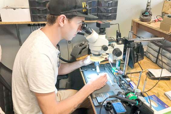 Des chirurgiens de l'électronique