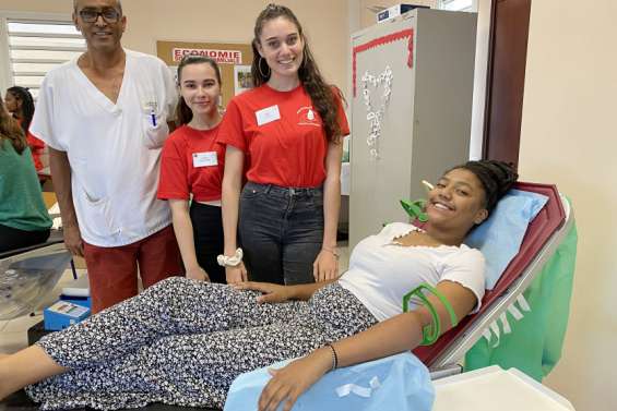 Don du sang des élèves du lycée Dick-Ukéiwé