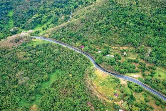 Mandats d’arrêt émis contre deux voleurs de voiture