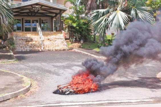 Des habitants de Né Wa réclament des travaux routiers