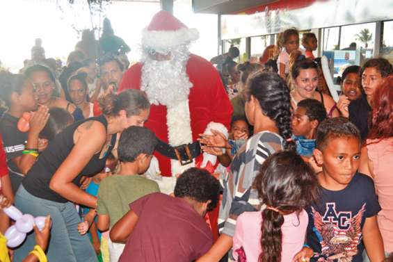 Le père Noël a posé sa hotte au centre Kenu-In