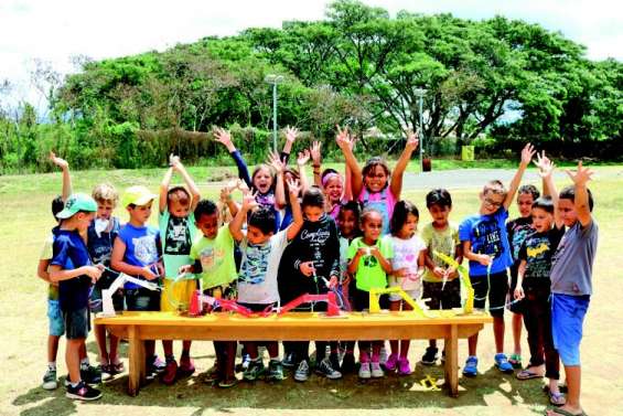 Les petits se mettent au bricolage durant la journée pédagogique