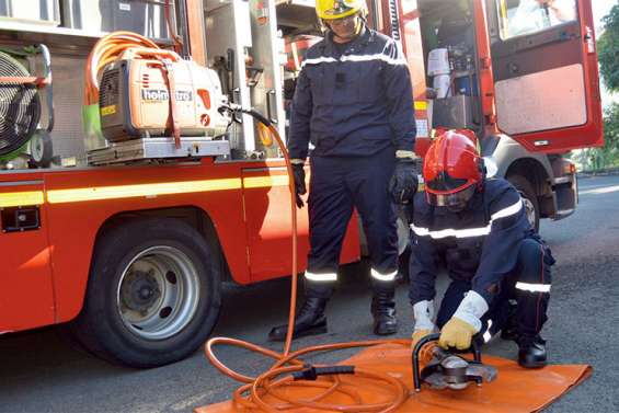Deux pompiers de Wallis-et-Futuna en stage à La Coulée