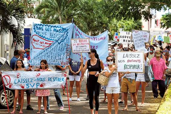 A Papeete, les anti-masques marchent masqués