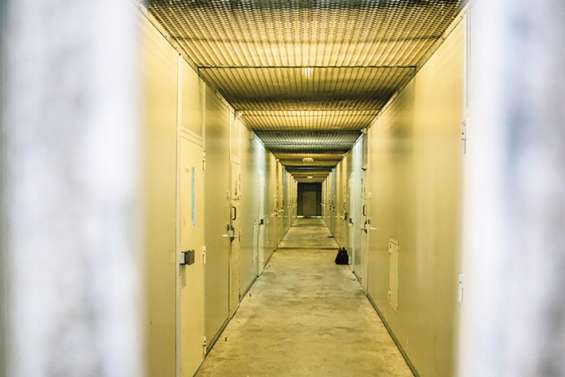 Il cogne sa femme avec une barre de fer et pointe un fusil chargé sur ses enfants