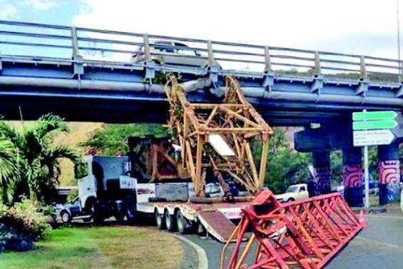Un camion coincé sous le pont de la Punaruu