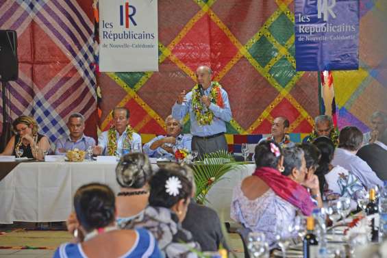 Alain Juppé rencontre  les Wallisiens au Fale fono