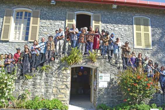 Les jeunes Indonésiens  célèbrent 120 ans d’histoire