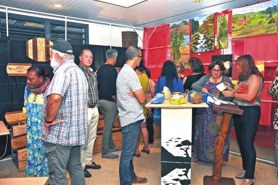 Les artistes de Koumac exposent à la mairie