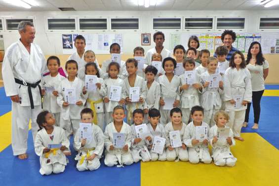 Quarante karatékas montent en grade