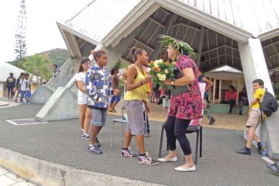 La directrice part  sous les hommages