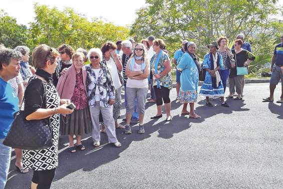 Les seniors bouraillais  se baladent en province Nord