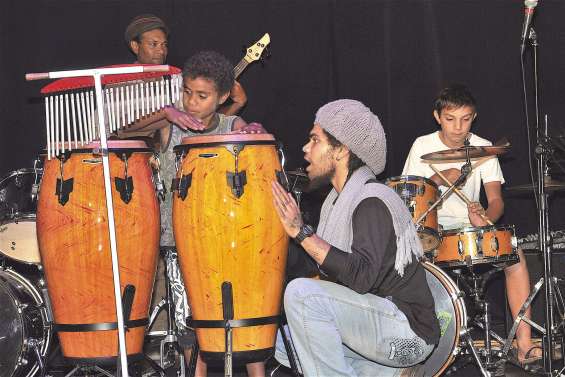 Le départ de Jésun Bellouma  a été fêté au son de la batterie