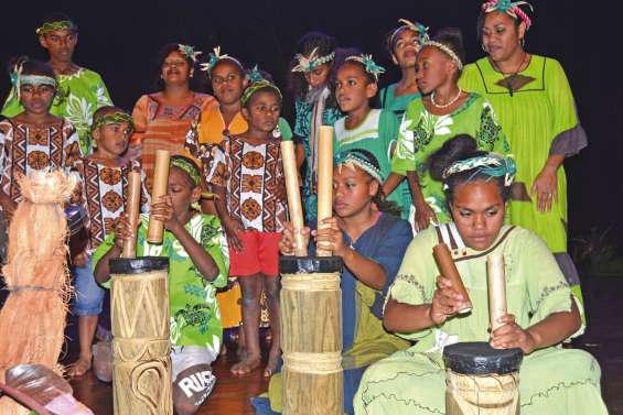 Les enfants de Poindah et de Mou chantent pour le paicî