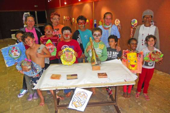 Les enfants enlèvent le masque