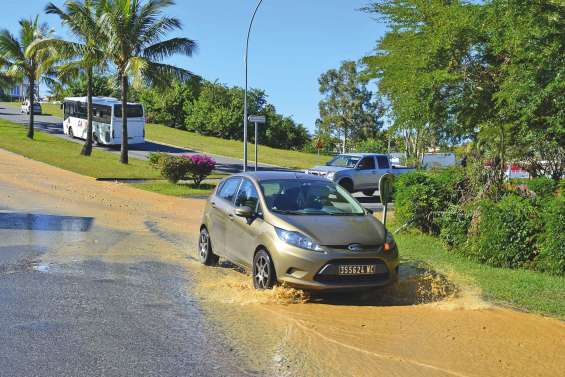 Un grand bassin à côté de la piscine